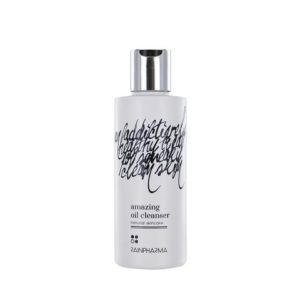 witte flacon met zwarte letters en tekst (amazing oil cleanser rainpharma)