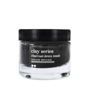 glazen pot met zwart deksel, zwarte inhoud en witte tekst (clay series - charcoal detox mask)