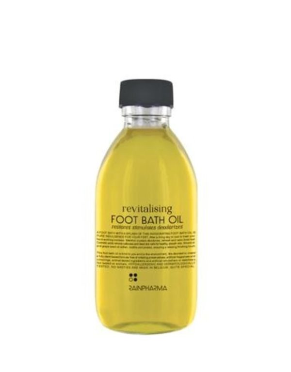 doorzichtige fles met zwart deksel gevuld met gele olie foot bath oil